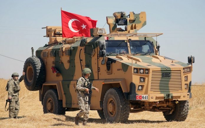 أعلنت وزارة الدفاع اتركية، مساء اليوم الأربعاء، عن مقتل عنصرين في قواتها بهجوم من قبل 