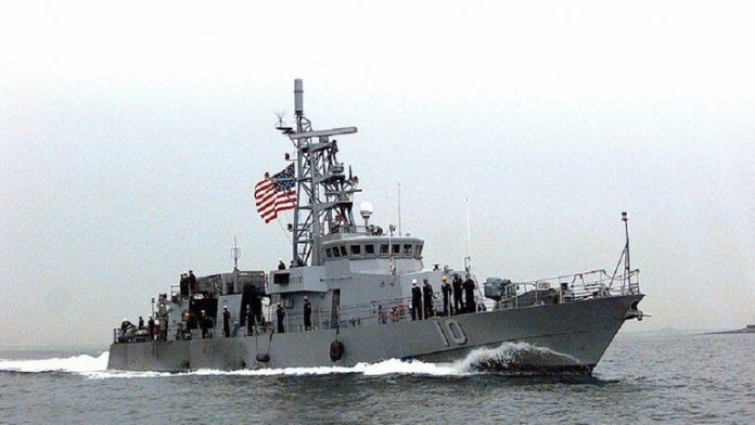 سفينة عسكرية أمريكية تطلق أعيرة تحذيرية بعد اقتراب 3 زوارق للحرس الثوري الإيراني منها في الخليج.موقع أصدقاء سورية.