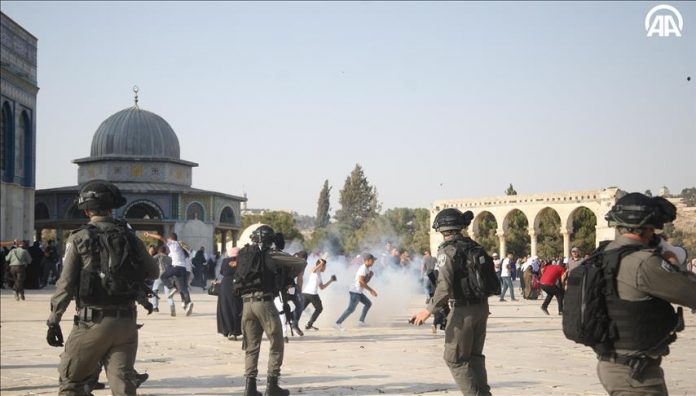 قوات إسرائيلية تقتحم المسجد الأقصى وتعتقل مصلين