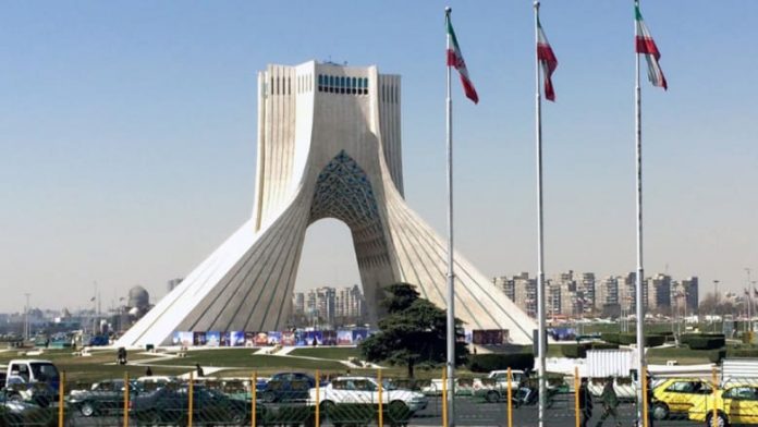 سلطات إيران تحظر مغادرة 20 شخصا من البلاد واستقالة مسؤول بعد تسريب تصريحات ظريف