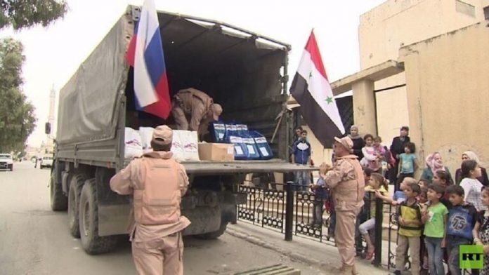 العسكريون الروس يقدمون مساعدات إنسانية لبلدة الشيخ عجيل شرقي سوريا