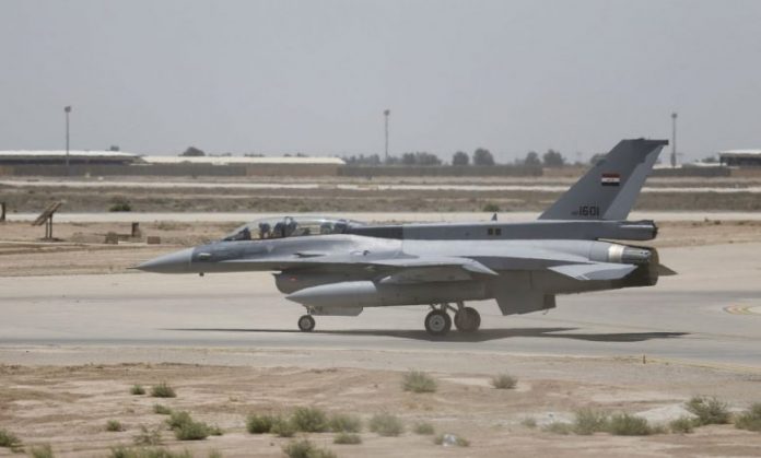 إصابة جنديين عراقيين بقصف صاروخي على قاعدة فيها مقاتلات أمريكية