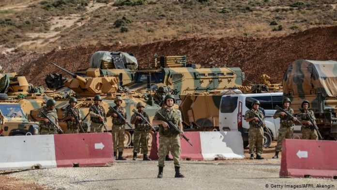 مقتل جندي تركي وإصابة 4 آخرين بصاروخ استهدف عربتهم بمحافظة إدلب السورية