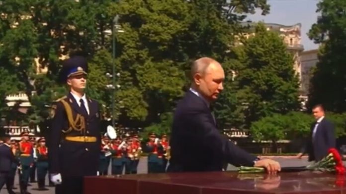 بوتين يضع إكليلا من الورد على ضريح الجندي المجهول في ذكرى اندلاع الحرب الوطنية العظمى.موقع أصدقاء سورية.
