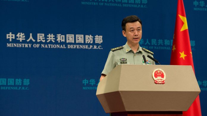 متحدث باسم وزارة الدفاع: الصين تشعر بقلق بالغ إزاء هبوط طائرة عسكرية أمريكية في تايوان
