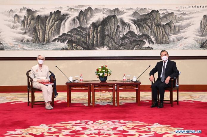 التقى عضو مجلس الدولة ووزير الخارجية الصيني وانغ يي (الاثنين) الماضي مع نائبة وزير الخارجية الأمريكية ويندي شيرمان