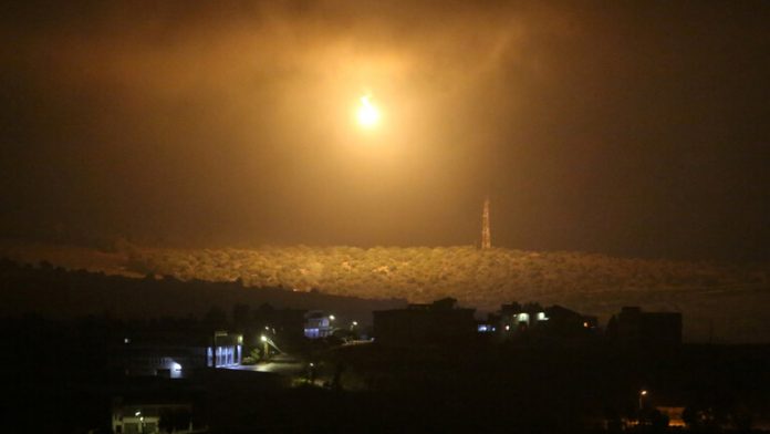 جيش الاحتلال الإسرائيلي يطلق قنابل ضوئية فوق بلدة الغجر اللبنانية - موقع أصدقاء سورية