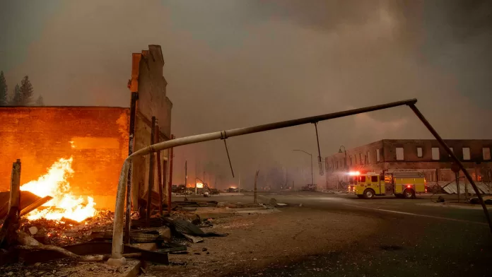 حريق ضخم يدمر بلدة تاريخية في كاليفورنيا - موقع أصدقاء سورية