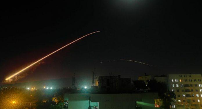 دفاعاتنا الجوية تتصدى لعدوان إسرائيلي على محيطي مدينتي دمشق وحمص وتسقط معظم الصواريخ المعادية