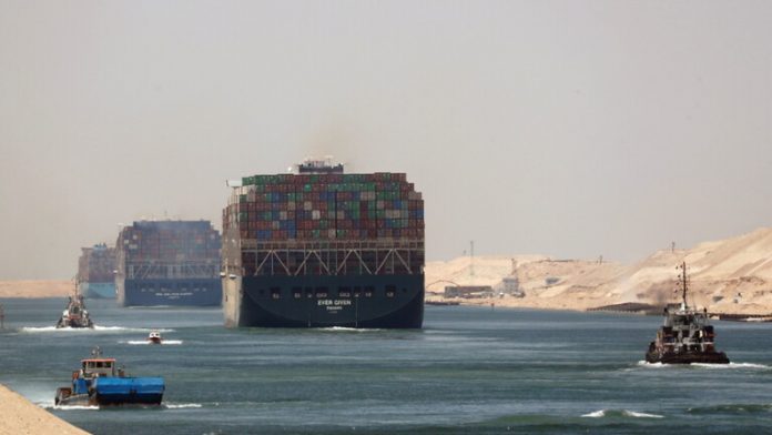 الأسطول المصري يسارع لتعويم سفينة جنحت في قناة السويس.موقع أصدقاء سورية.