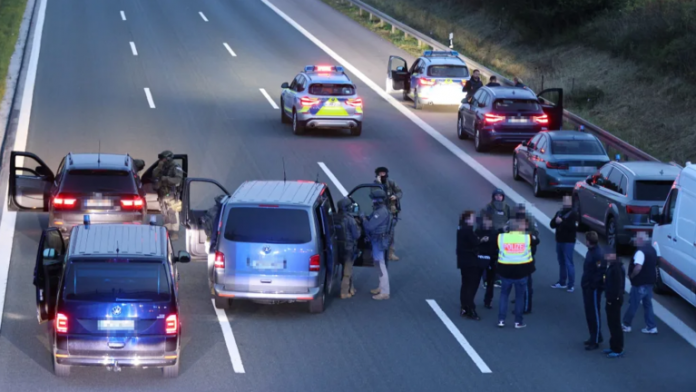 القبض على رجل مسلح بسكين احتجز 3 رهائن في حافلة ركاب جنوب ألمانيا.موقع أصدقاء سورية.